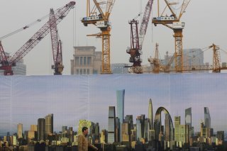 Confrontée à des défis, notamment dans l'immobilier, l'économie chinoise doit conserver une cadence de croissance de 5% cette année, selon Pékin. (archive) KEYSTONE/AP/ANDY WONG